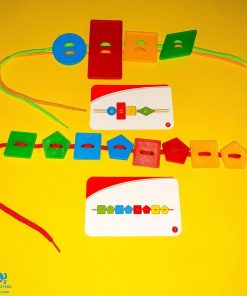 بازی نخ و دکمه رنگی رنگی قلقلک (۴ عدد نخ رنگی، ۴۸ دکمه رنگی و ۱۰ کارت الگو)